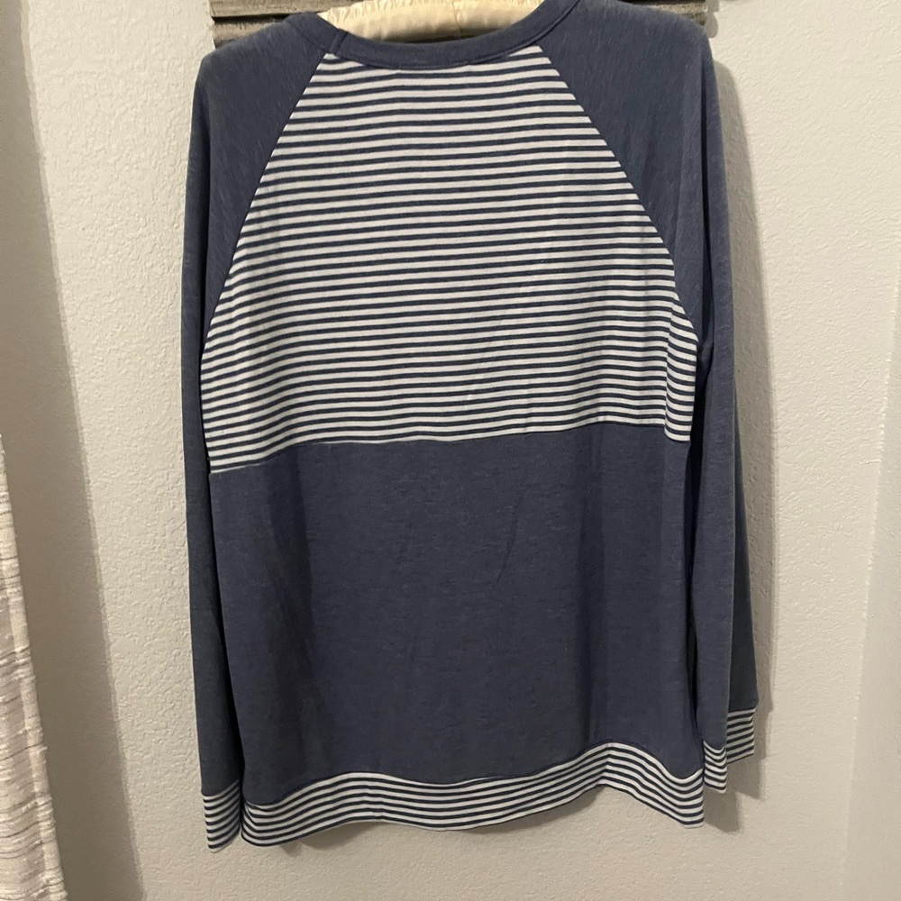 Polyester rayon top - Picture 2 of 2